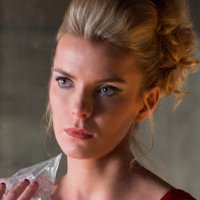 Betty Gilpin Nua