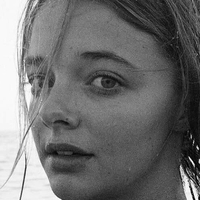 Ellie De Lange Nua