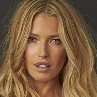 Veronika Varekova Nua