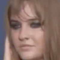 Victoria De Angelis Nua