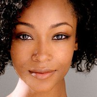 Yaya DaCosta Nua